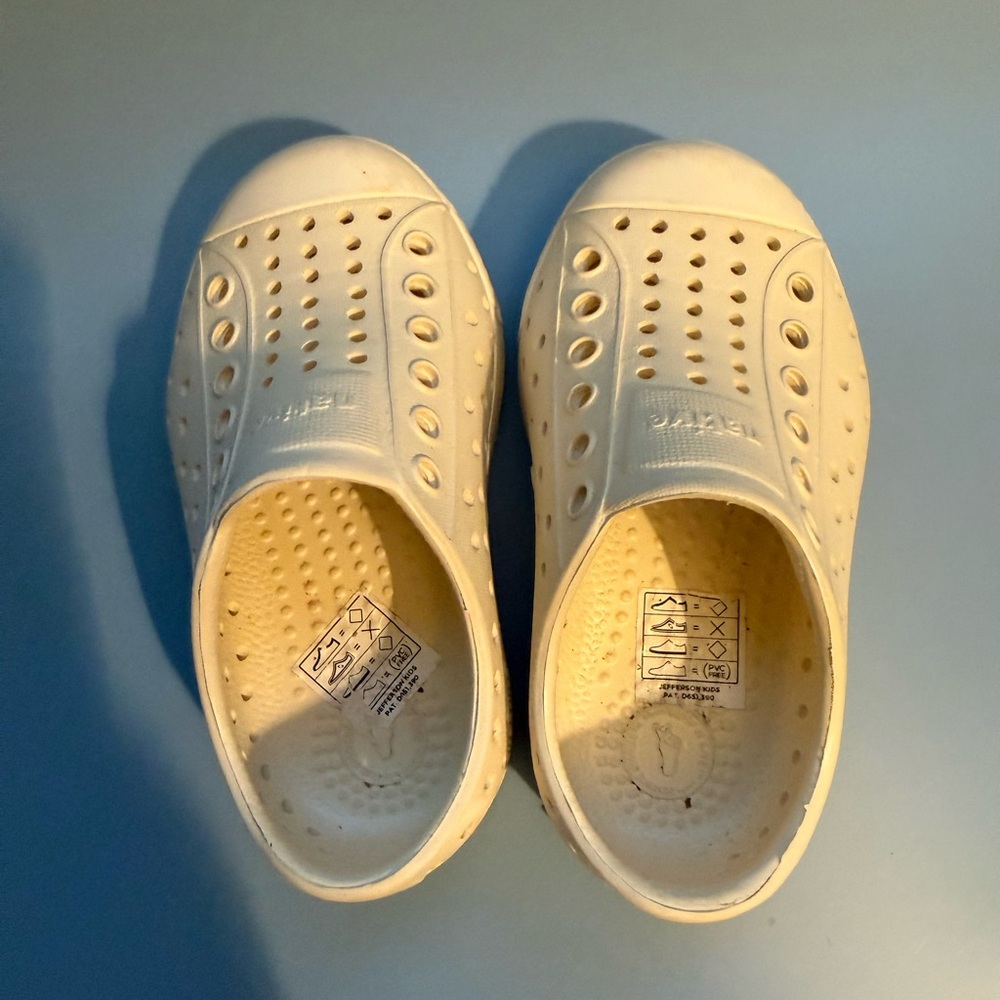Native Jefferson Slip-On Kids Shoes in Cream Size C5